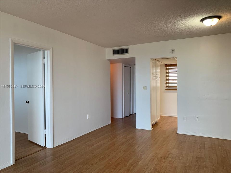 For Sale: $165,000 (1 beds, 1 baths, 768 Square Feet)