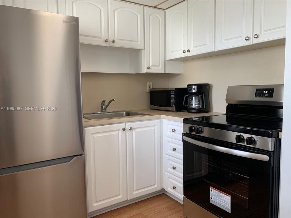 For Sale: $165,000 (1 beds, 1 baths, 768 Square Feet)