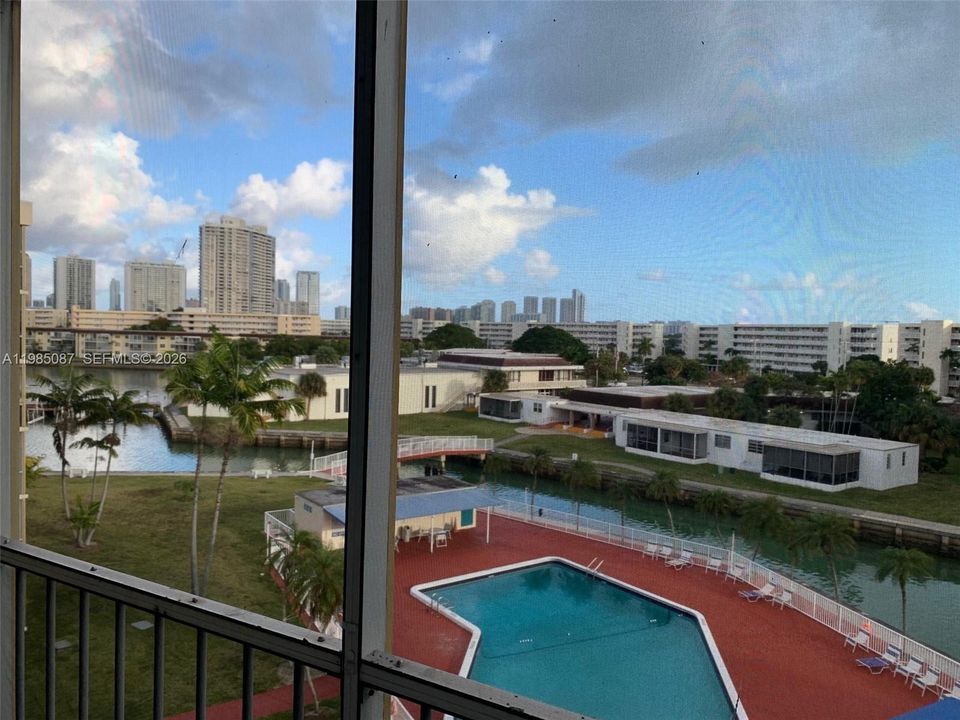 For Sale: $165,000 (1 beds, 1 baths, 768 Square Feet)