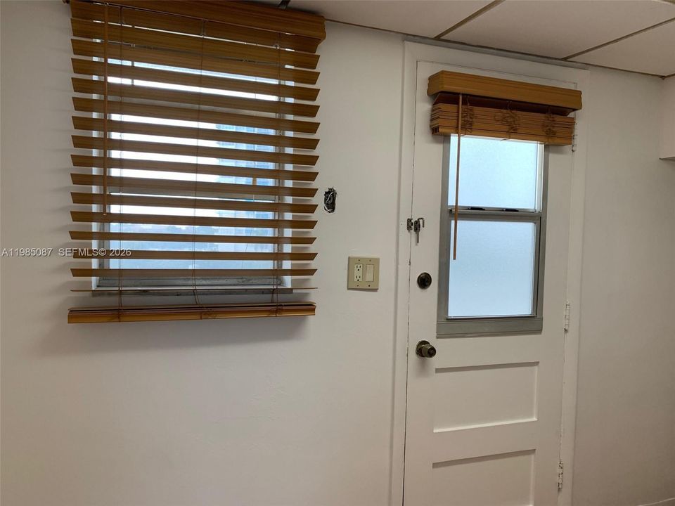 For Sale: $165,000 (1 beds, 1 baths, 768 Square Feet)