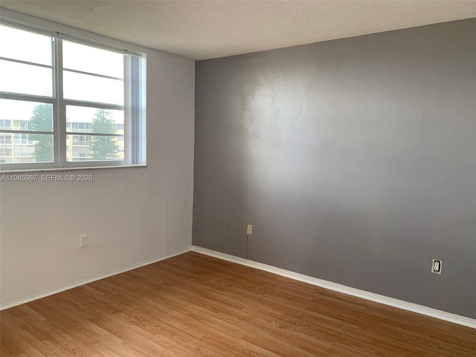 For Sale: $165,000 (1 beds, 1 baths, 768 Square Feet)