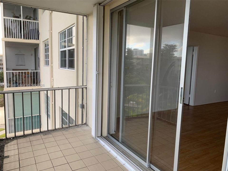 For Sale: $165,000 (1 beds, 1 baths, 768 Square Feet)