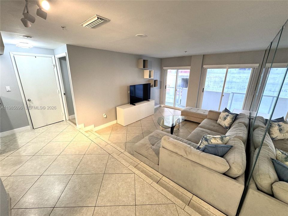 For Sale: $765,000 (2 beds, 2 baths, 987 Square Feet)