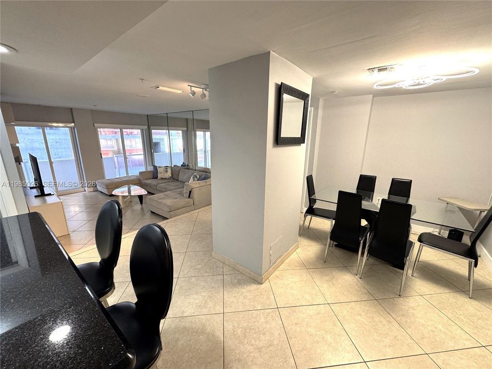 For Sale: $765,000 (2 beds, 2 baths, 987 Square Feet)