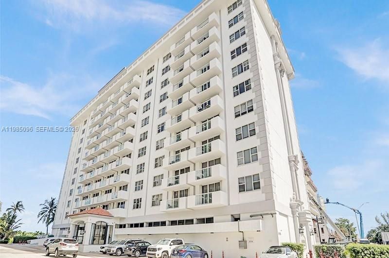 For Sale: $765,000 (2 beds, 2 baths, 987 Square Feet)