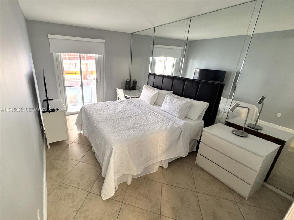 For Sale: $765,000 (2 beds, 2 baths, 987 Square Feet)