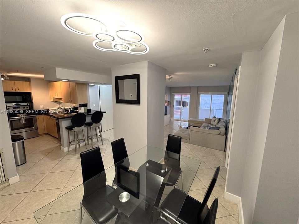 For Sale: $765,000 (2 beds, 2 baths, 987 Square Feet)