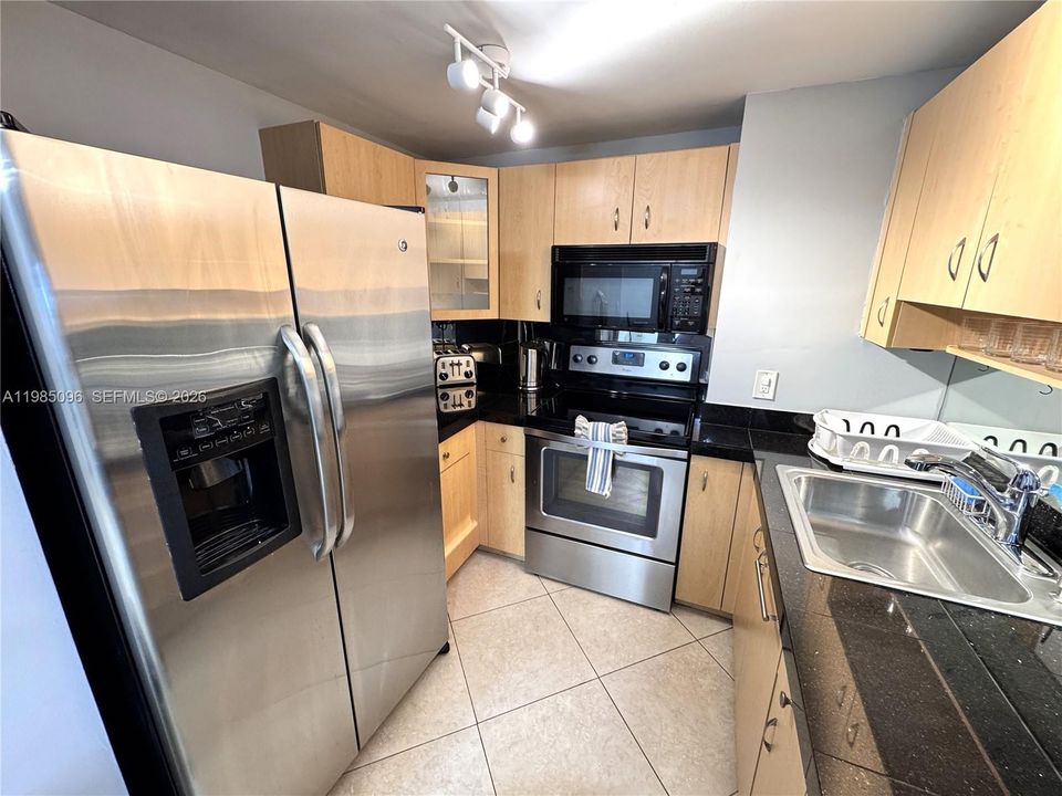 For Sale: $765,000 (2 beds, 2 baths, 987 Square Feet)
