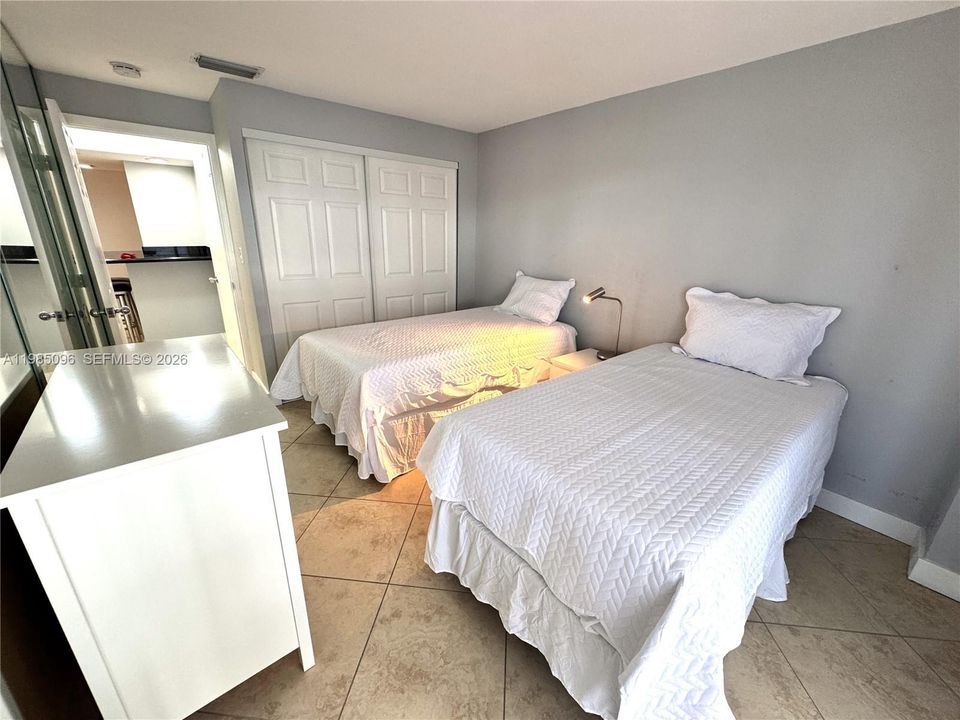 For Sale: $765,000 (2 beds, 2 baths, 987 Square Feet)