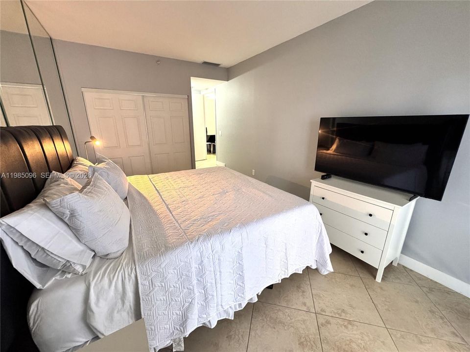 For Sale: $765,000 (2 beds, 2 baths, 987 Square Feet)