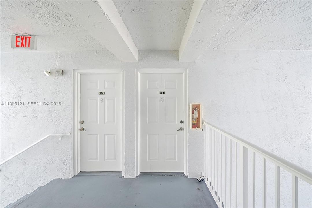 Active With Contract: $225,000 (1 beds, 1 baths, 823 Square Feet)