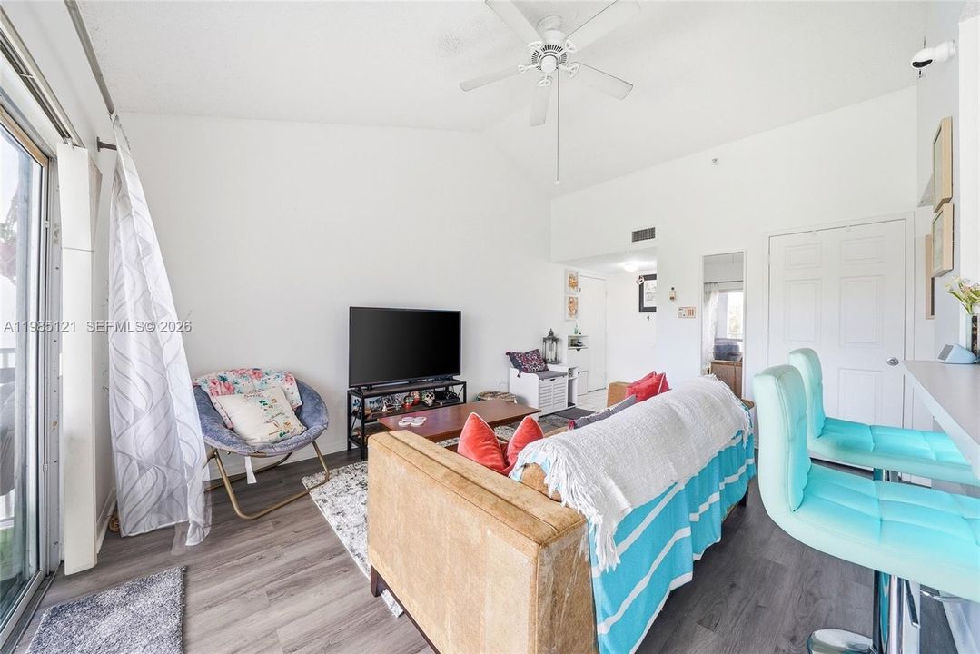 Active With Contract: $225,000 (1 beds, 1 baths, 823 Square Feet)