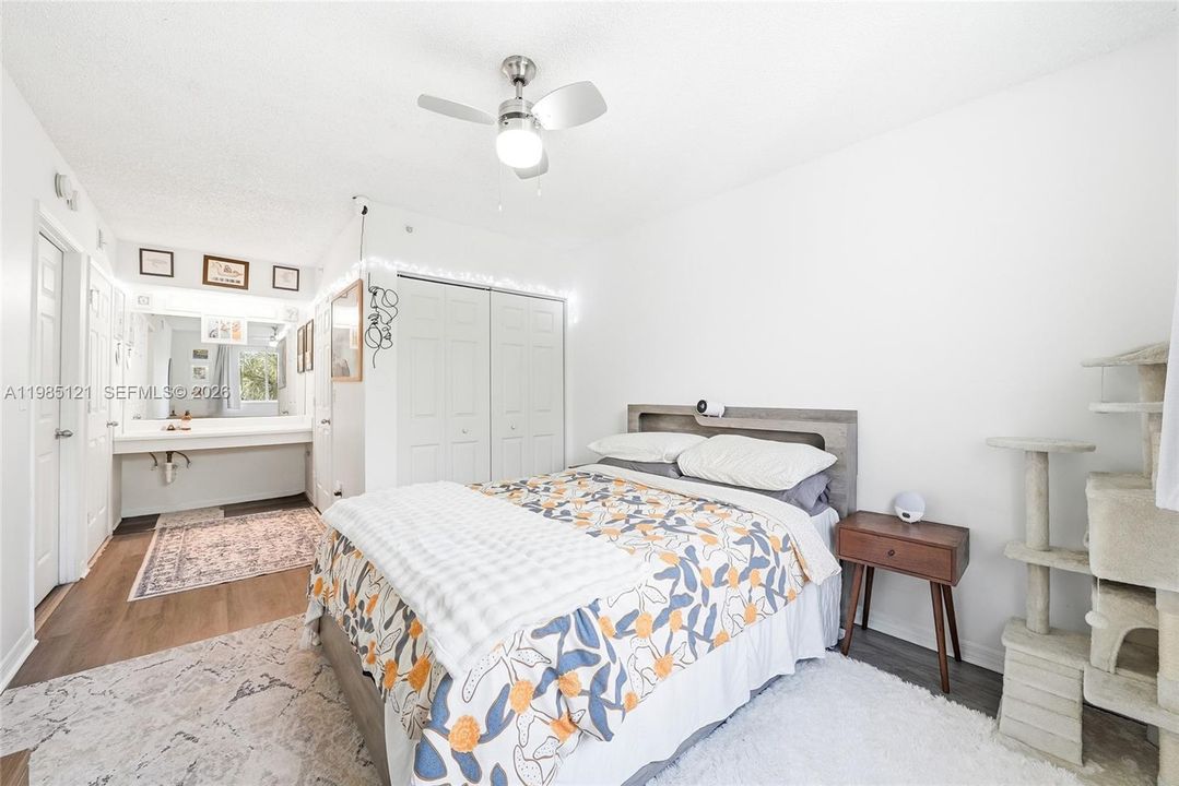Active With Contract: $225,000 (1 beds, 1 baths, 823 Square Feet)