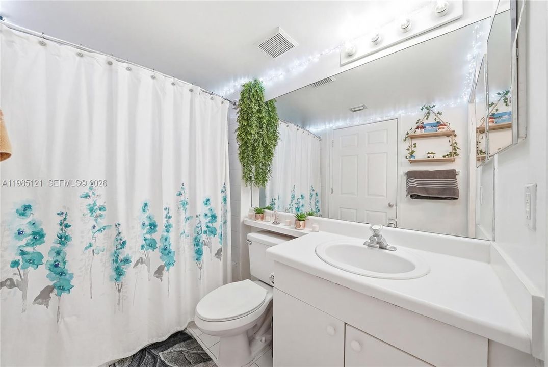 Active With Contract: $225,000 (1 beds, 1 baths, 823 Square Feet)