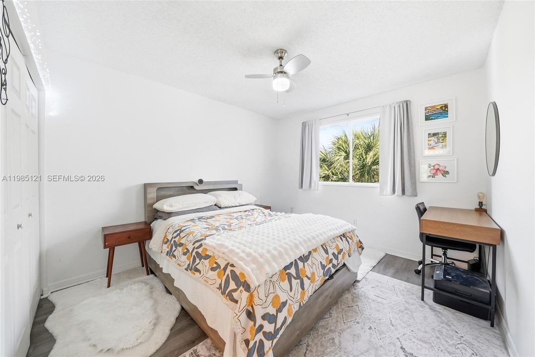 Active With Contract: $225,000 (1 beds, 1 baths, 823 Square Feet)