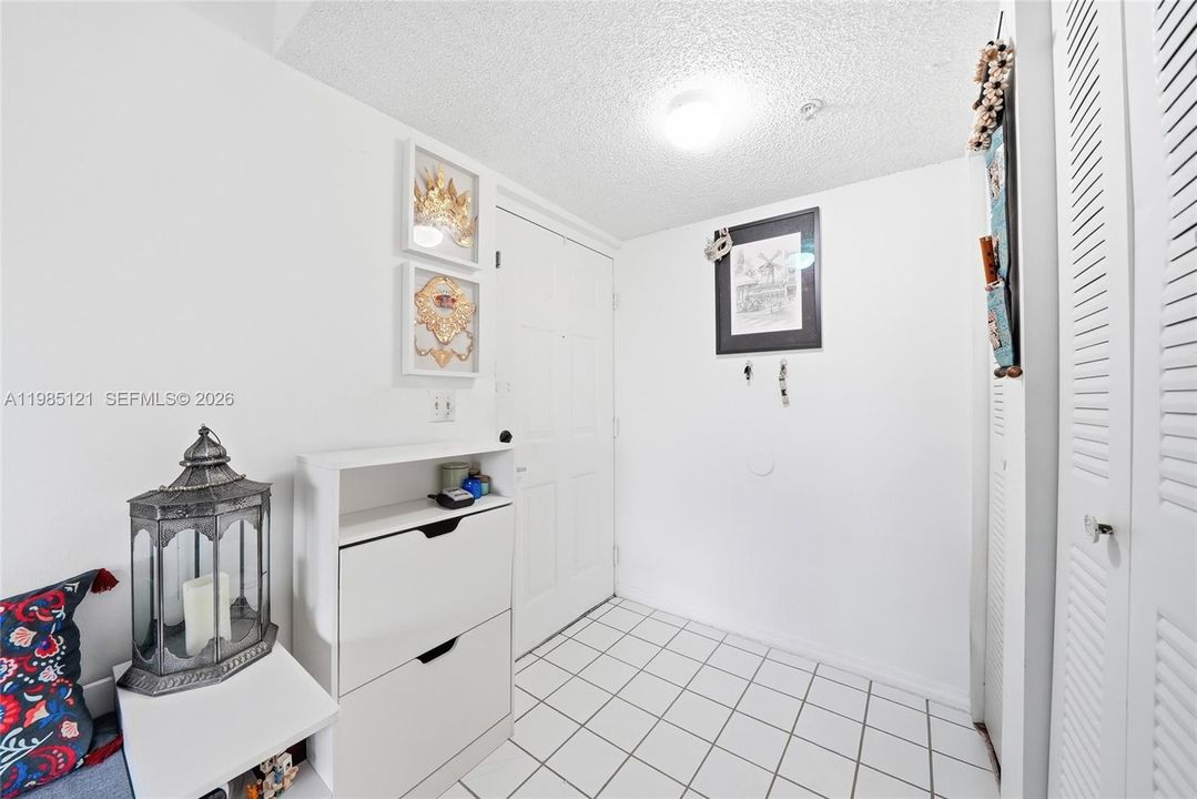 Active With Contract: $225,000 (1 beds, 1 baths, 823 Square Feet)