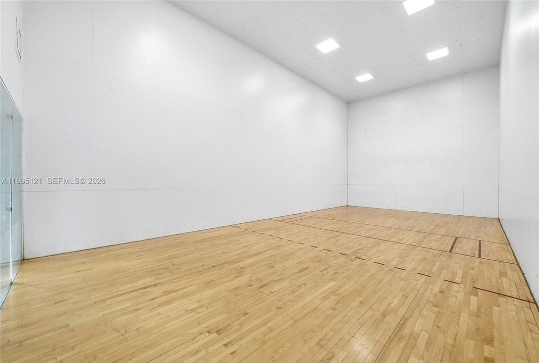 Active With Contract: $225,000 (1 beds, 1 baths, 823 Square Feet)