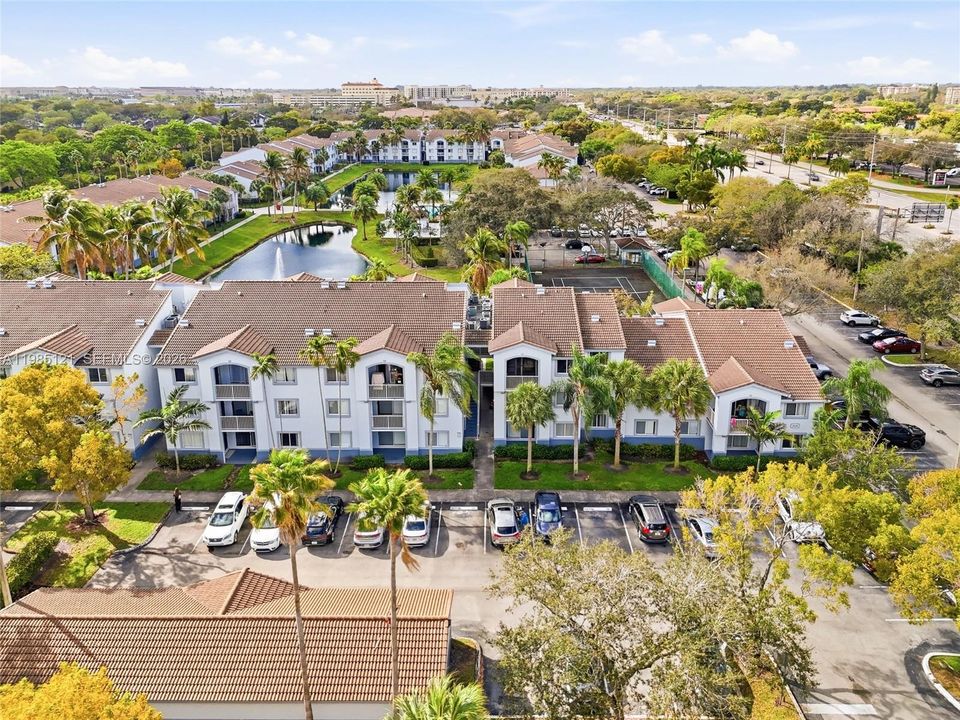 Active With Contract: $225,000 (1 beds, 1 baths, 823 Square Feet)
