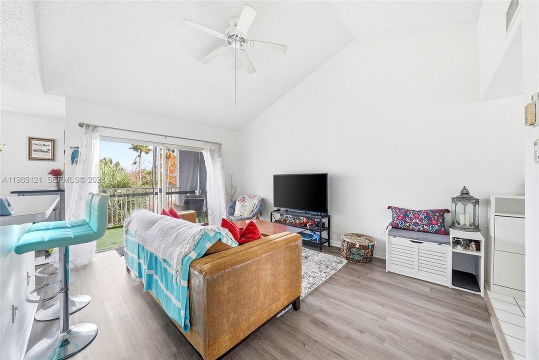 Active With Contract: $225,000 (1 beds, 1 baths, 823 Square Feet)