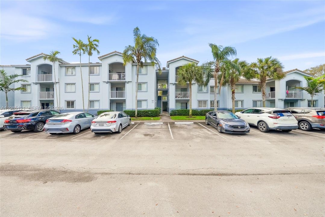 Active With Contract: $225,000 (1 beds, 1 baths, 823 Square Feet)