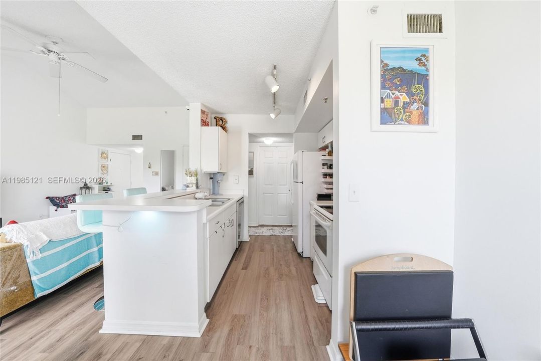 Active With Contract: $225,000 (1 beds, 1 baths, 823 Square Feet)