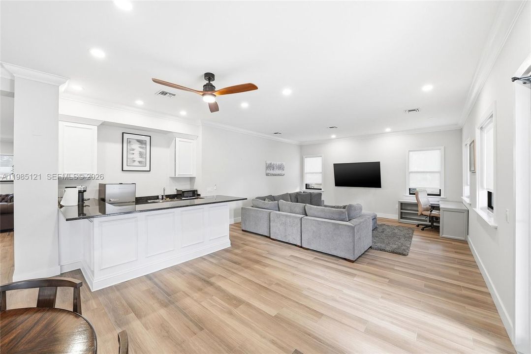 Active With Contract: $225,000 (1 beds, 1 baths, 823 Square Feet)
