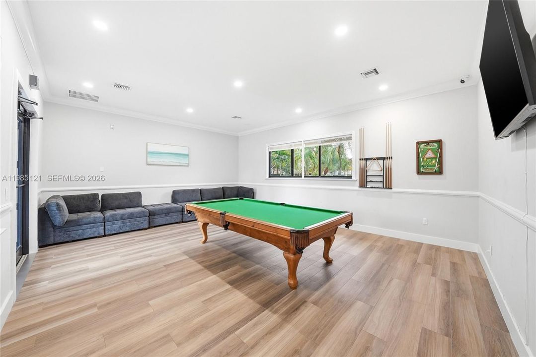 Active With Contract: $225,000 (1 beds, 1 baths, 823 Square Feet)