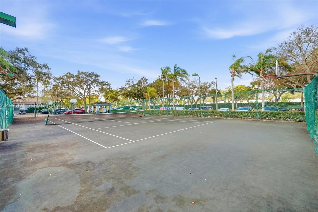 Active With Contract: $225,000 (1 beds, 1 baths, 823 Square Feet)