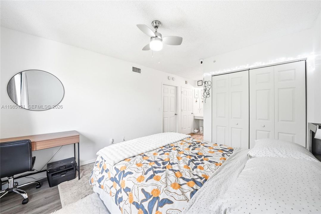 Active With Contract: $225,000 (1 beds, 1 baths, 823 Square Feet)