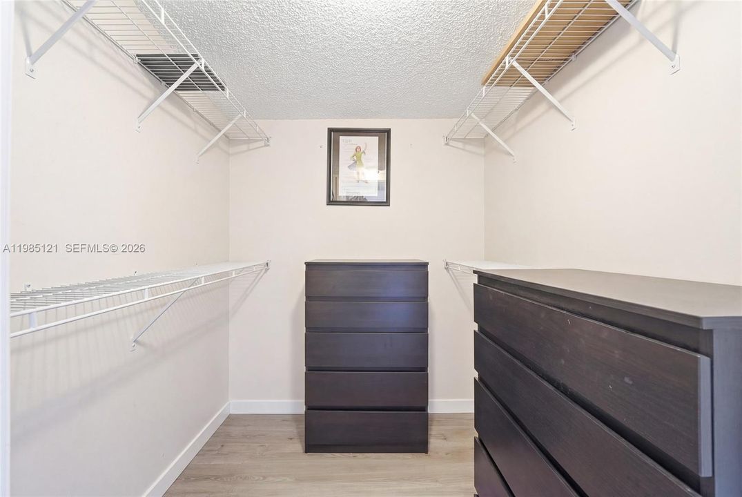 Active With Contract: $225,000 (1 beds, 1 baths, 823 Square Feet)
