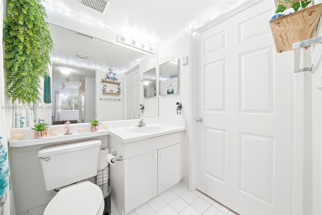 Active With Contract: $225,000 (1 beds, 1 baths, 823 Square Feet)