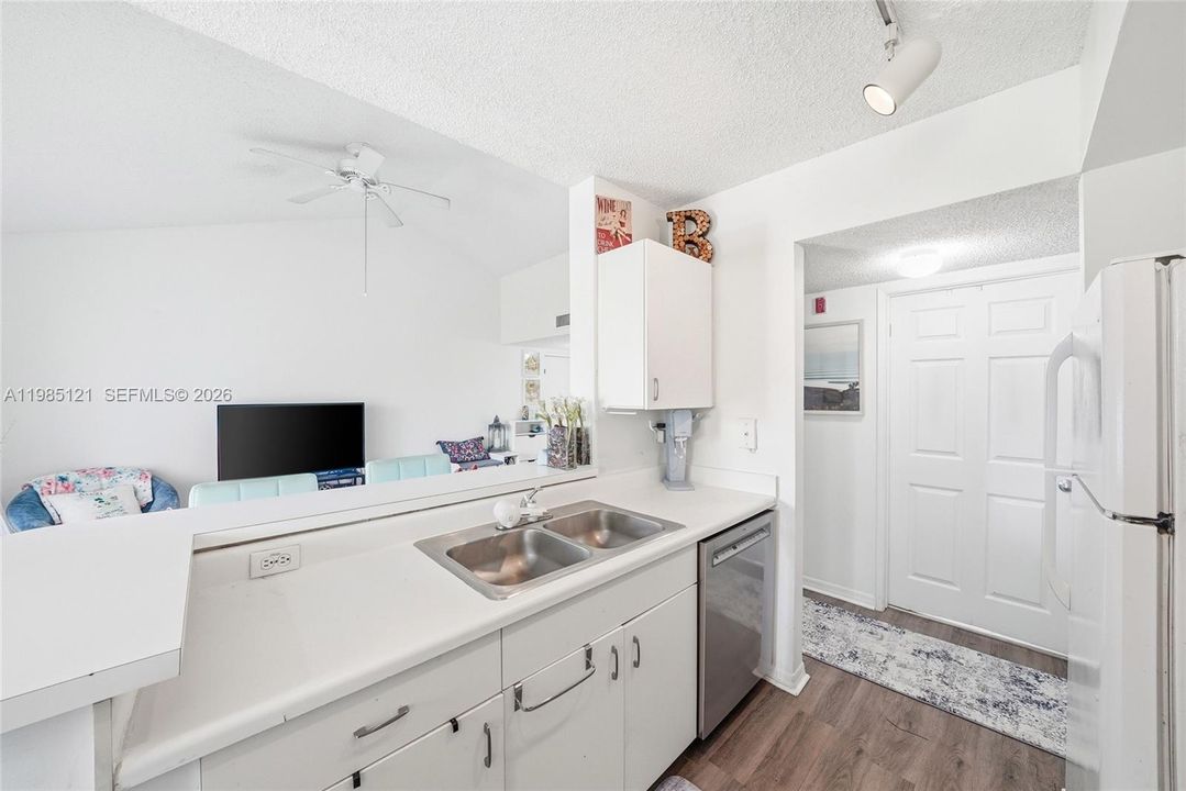 Active With Contract: $225,000 (1 beds, 1 baths, 823 Square Feet)