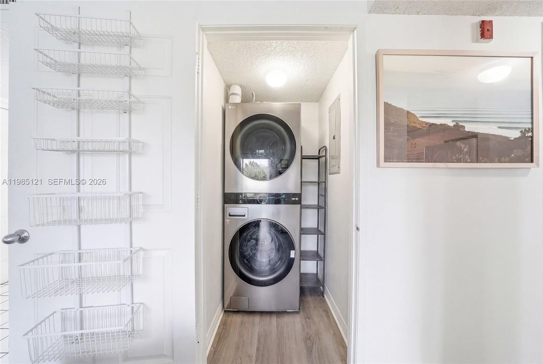 Active With Contract: $225,000 (1 beds, 1 baths, 823 Square Feet)