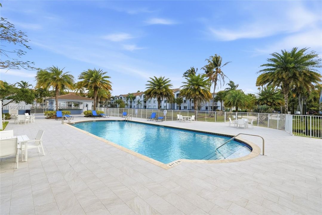 Active With Contract: $225,000 (1 beds, 1 baths, 823 Square Feet)