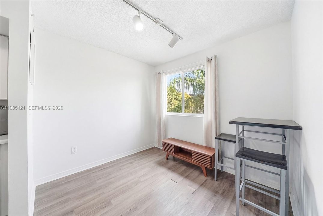 Active With Contract: $225,000 (1 beds, 1 baths, 823 Square Feet)