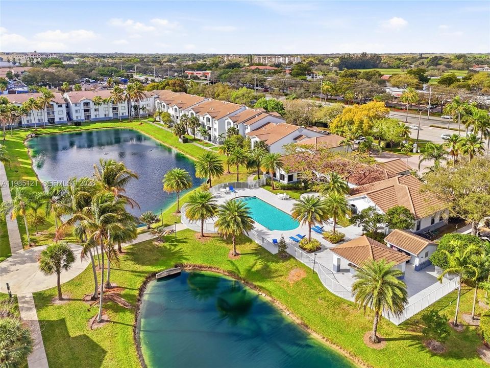 Active With Contract: $225,000 (1 beds, 1 baths, 823 Square Feet)