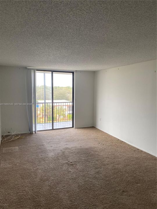 Active With Contract: $125,000 (1 beds, 1 baths, 728 Square Feet)