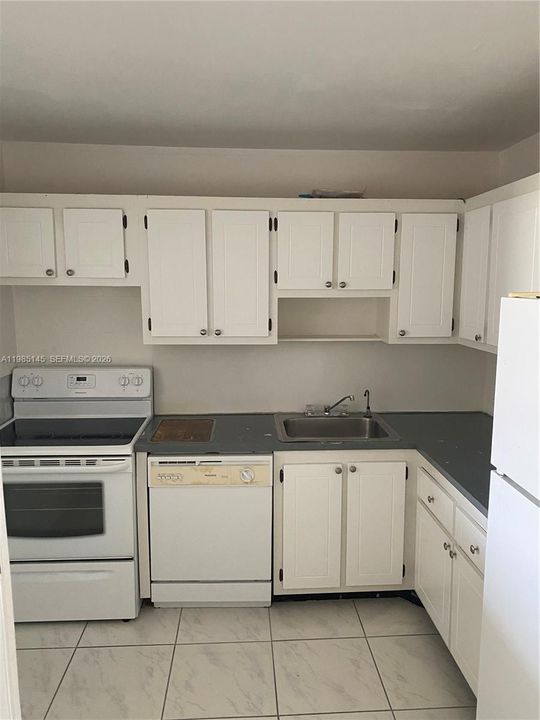 Active With Contract: $125,000 (1 beds, 1 baths, 728 Square Feet)