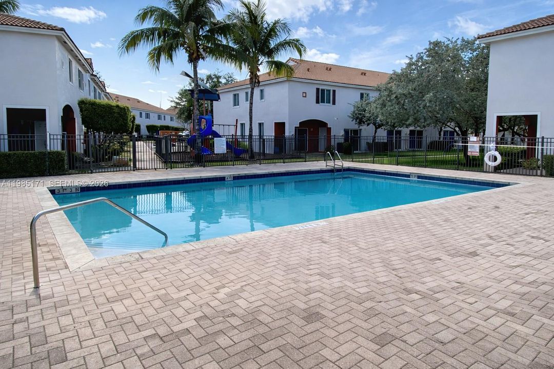 Active With Contract: $295,000 (2 beds, 2 baths, 1140 Square Feet)