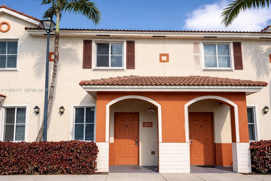 Active With Contract: $295,000 (2 beds, 2 baths, 1140 Square Feet)