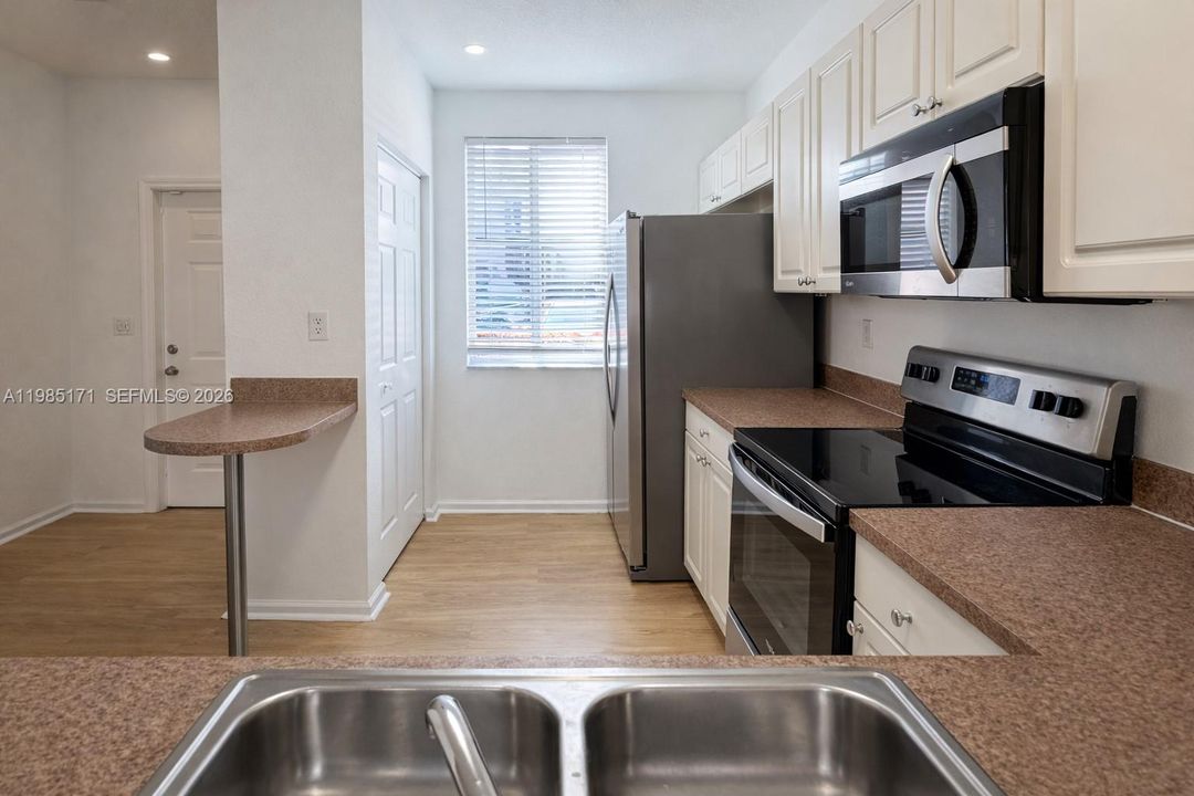 Active With Contract: $295,000 (2 beds, 2 baths, 1140 Square Feet)