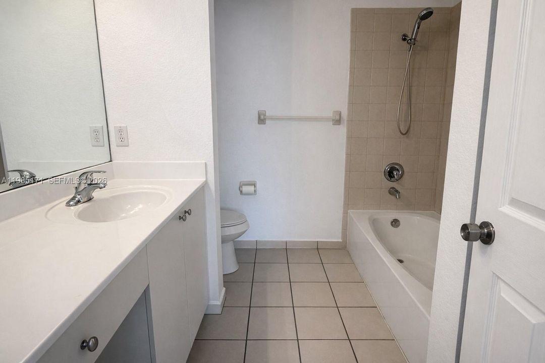 Active With Contract: $295,000 (2 beds, 2 baths, 1140 Square Feet)
