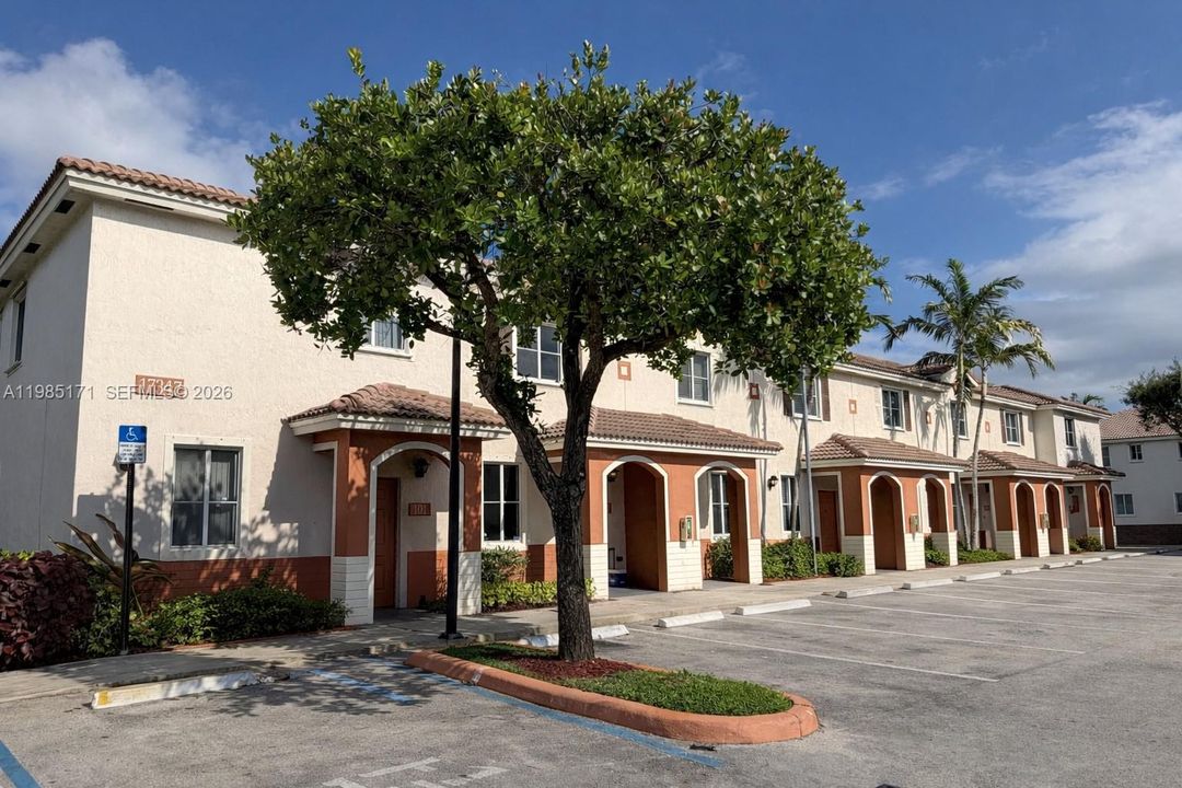 Active With Contract: $295,000 (2 beds, 2 baths, 1140 Square Feet)