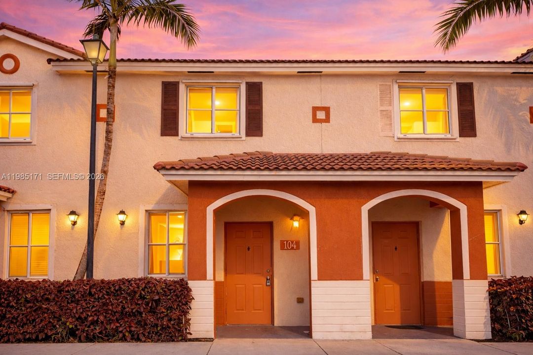 Active With Contract: $295,000 (2 beds, 2 baths, 1140 Square Feet)