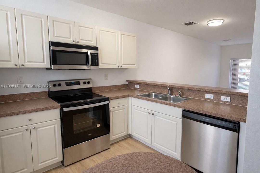 Active With Contract: $295,000 (2 beds, 2 baths, 1140 Square Feet)