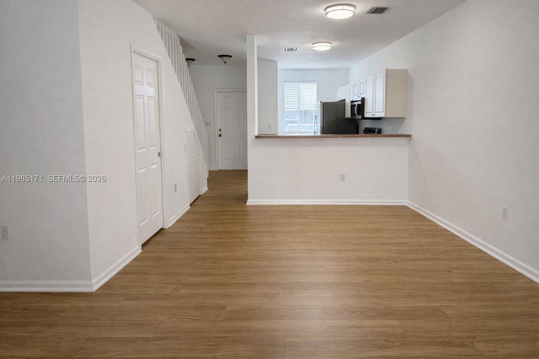Active With Contract: $295,000 (2 beds, 2 baths, 1140 Square Feet)