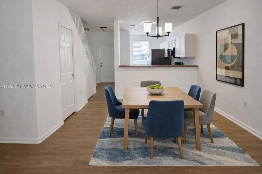 Active With Contract: $295,000 (2 beds, 2 baths, 1140 Square Feet)