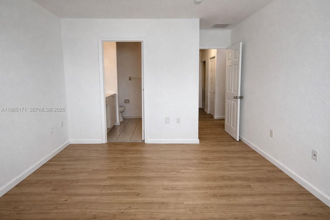 Active With Contract: $295,000 (2 beds, 2 baths, 1140 Square Feet)