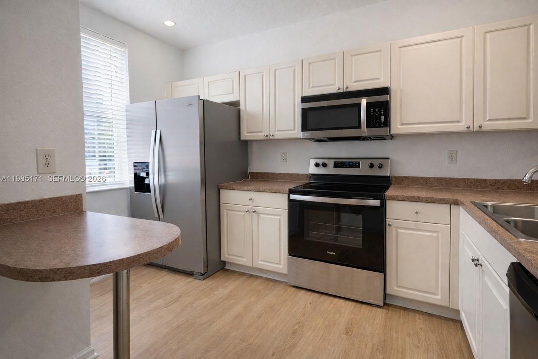 Active With Contract: $295,000 (2 beds, 2 baths, 1140 Square Feet)