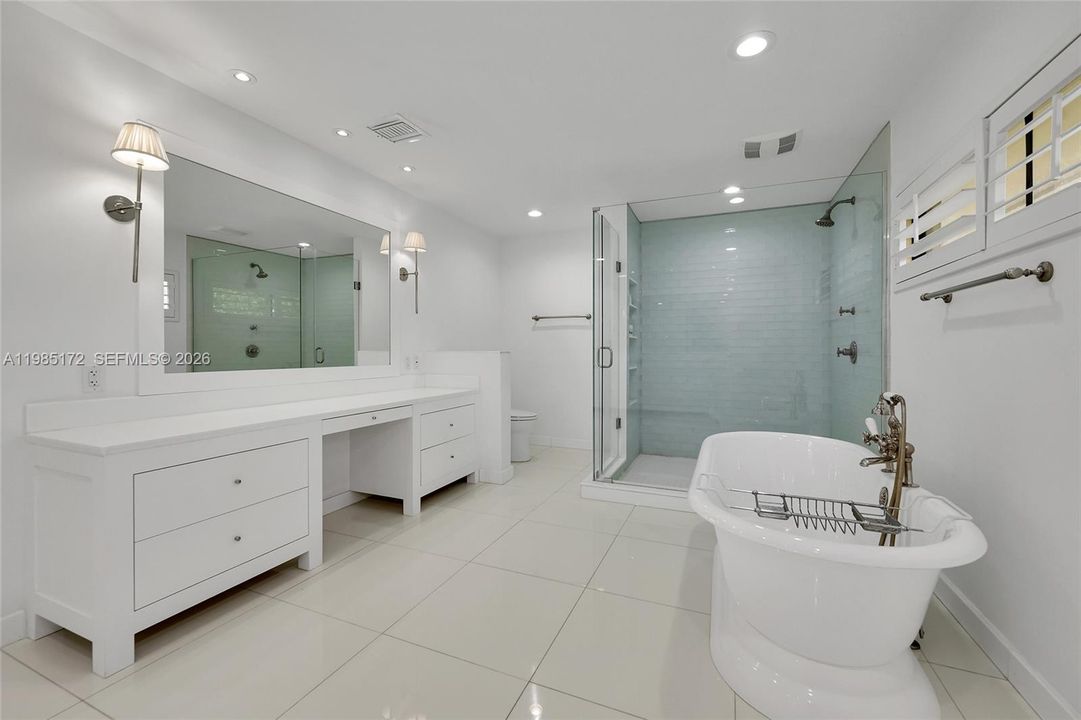 Active With Contract: $2,499,000 (5 beds, 3 baths, 3872 Square Feet)